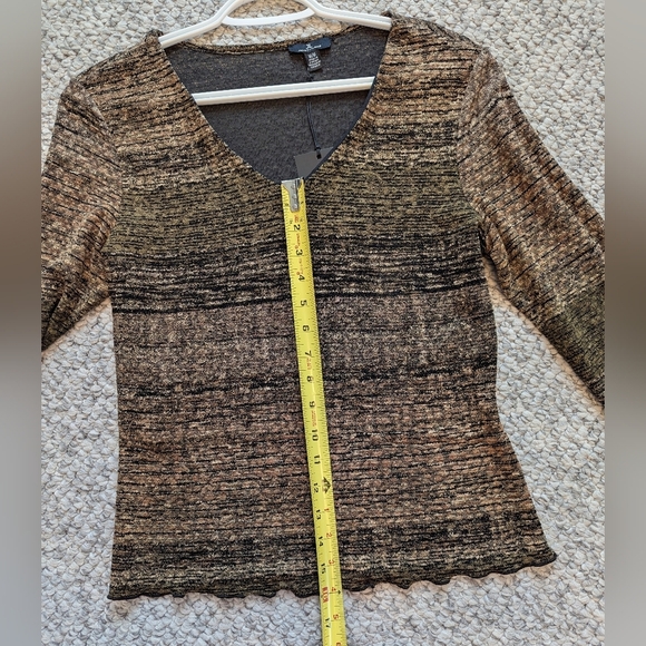 NWT Jules & Leopold Women's (Size M) V-Neck Top With Scalloped Hem and Sleeves - Picture 10 of 15